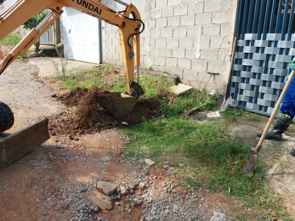Escavação do local para acessar a tubulação que receberá a WaStop