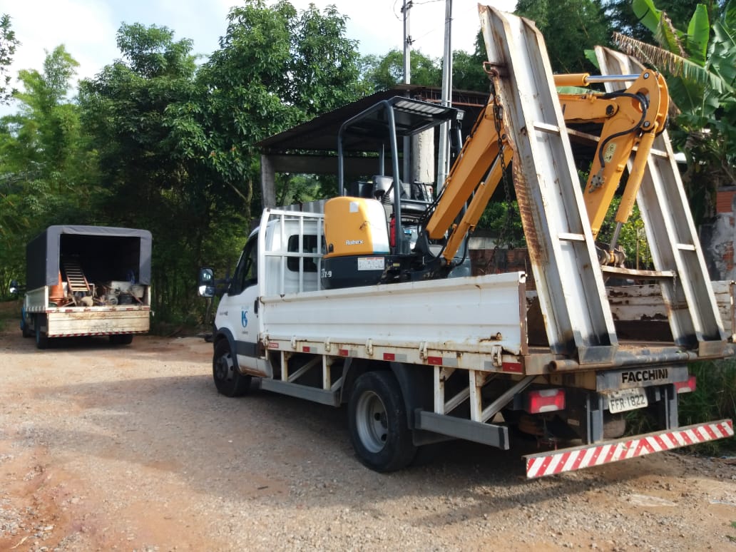 Caminhão transportando equipamentos para a instalação da válvula WaStop